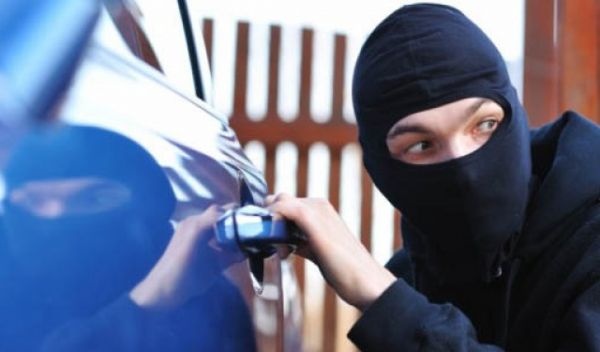 Otomobilin Teybini Çaldılar