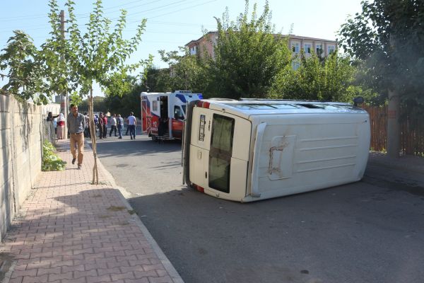 Otomobille çarpışan minibüs devrildi: 2 Yaralı