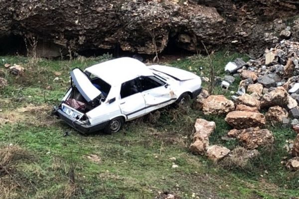 Otomobille çarpıştıktan sonra dereye uçtu: 5 yaralı