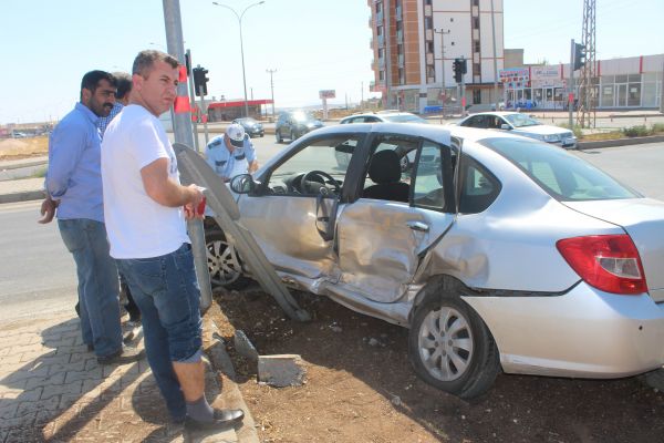Otomobille hafif ticari araç çarpıştı: 4 yaralı