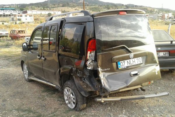 Otomobille hafif ticari araç çarpıştı: 6 yaralı