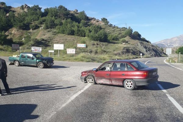 Otomobille kamyonet çarpıştı: 2 Yaralı