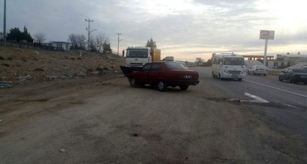 Otomobille kamyonet çarpıştı: 2 yaralı
