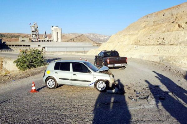 Otomobille kamyonet çarpıştı: 5 yaralı