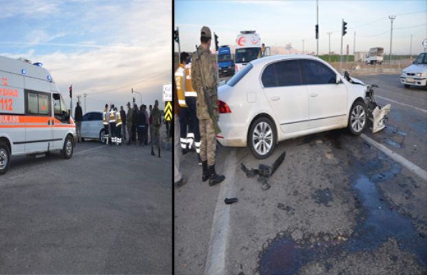 Otomobille Kamyonet Çarpıştı