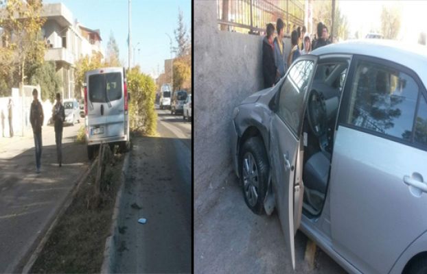 Otomobille Midibüs Çarpıştı