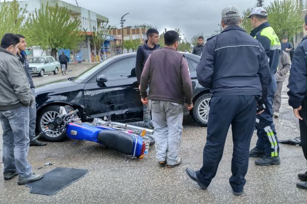 OTOMOBİLLE MOTOSİKLET ÇARPIŞTI: 1 YARALI