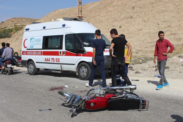 Otomobille motosiklet çarpıştı: 1 yaralı