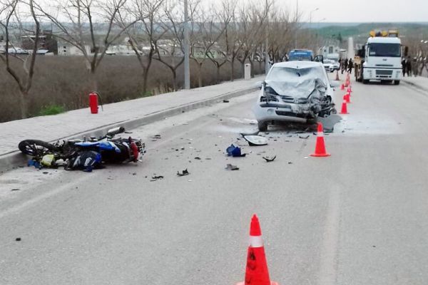 Otomobille motosiklet çarpıştı: 2 ölü, 1 yaralı