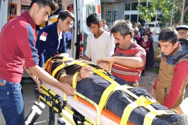 Otomobille Motosiklet Çarpıştı: 3 Yaralı