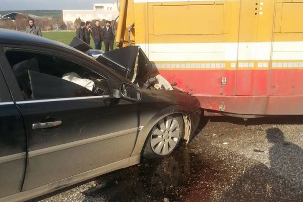 Otomobille tır çarpıştı: 2 yaralı