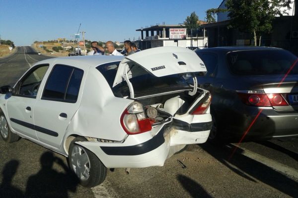 Otomobiller çarpıştı: 2 yaralı