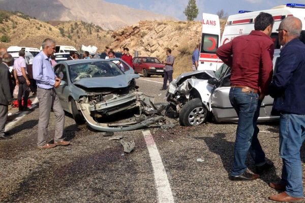  Otomobiller Çarpıştı: 4 Yaralı