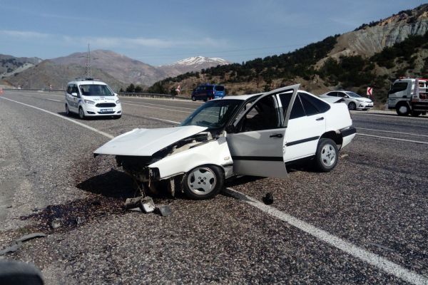 Otomobiller çarpıştı: 4 Yaralı