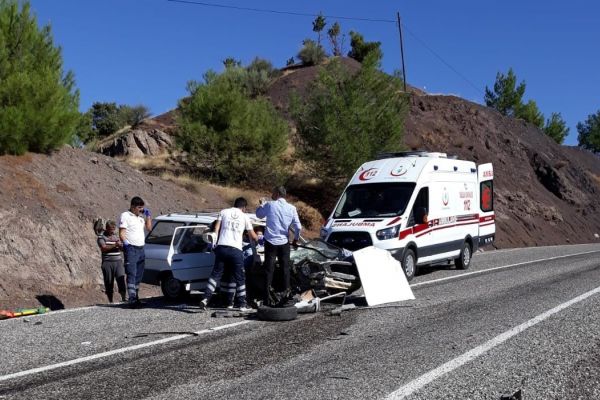 Otomobiller çarpıştı: 6 yaralı