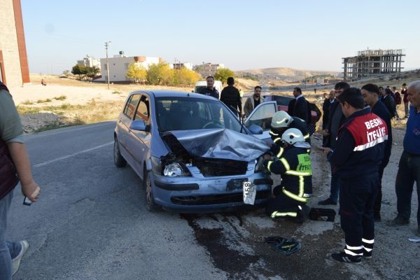 Otomobiller kafa kafaya çarpıştı: 2 yaralı
