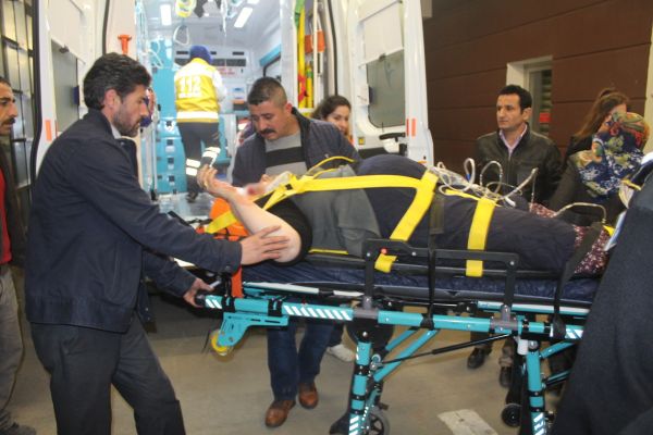Otomobiller kafa kafaya çarpıştı: 7 yaralı