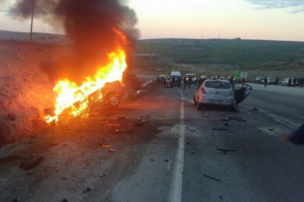 OTOMOBİLLERDEN BİRİ ALEV ALEV YANDI: 1 ÖLÜ, 4 YARALI