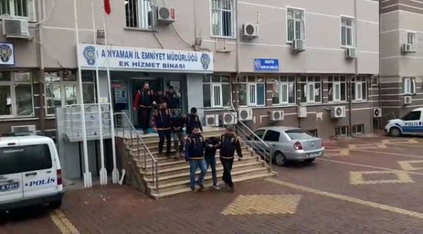 Otomobillerden müzik seti çalan 4 şahıstan 3’ü tutuklandı