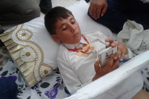 Oyun Tutkusu Bulunan Çocuk Sünnette Bile İnternetten Kopamadı