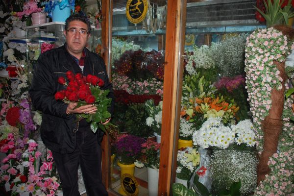 ÖZEL ÇİÇEKLER TEZGAHLARDA YERİNİ ALDI