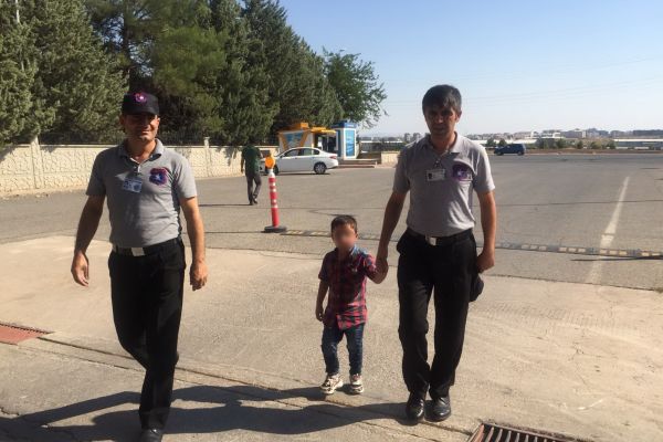 Özel güvenlik görevlileri buldukları çocuğu polise teslim etti