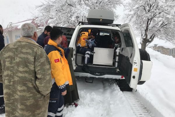 Paletli ambulans kar nedeniyle hastaya güçlükle ulaştı