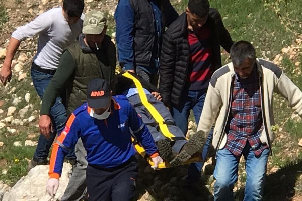 Pancar toplamak isterken kayalıklardan düştü