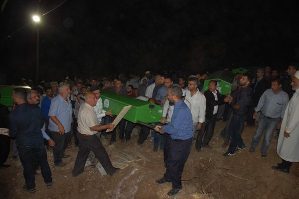 Parçalanan 10 kişinin Cesetleri Adıyaman'da, Toprağa Verildi