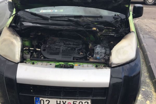 Park halindeki hafif ticari araç alev aldı