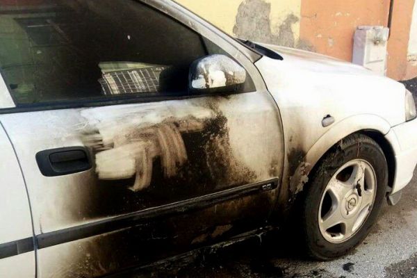 Park halindeki iki otomobil kundaklandı