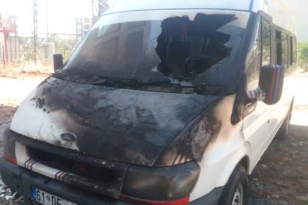 Park halindeki minibüs yandı