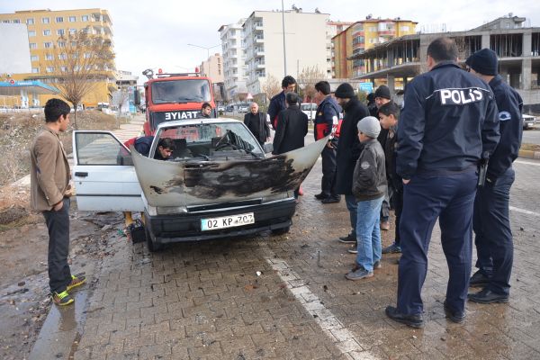 Park Halindeki Otomobil Çalıştırılmak İstenince Yandı