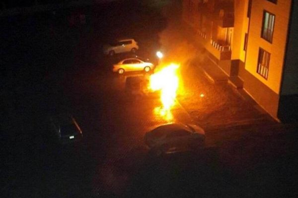 Park Halindeki Otomobil Cayır Cayır Yandı
