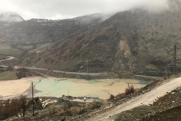 Park halindeki otomobil toprak ve kaya parçaları altında kaldı
