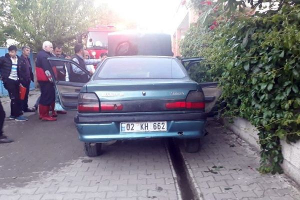 Park halindeki otomobil yandı