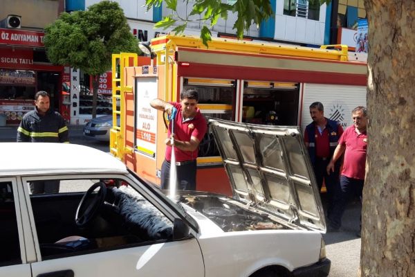 Park halindeki otomobil yandı