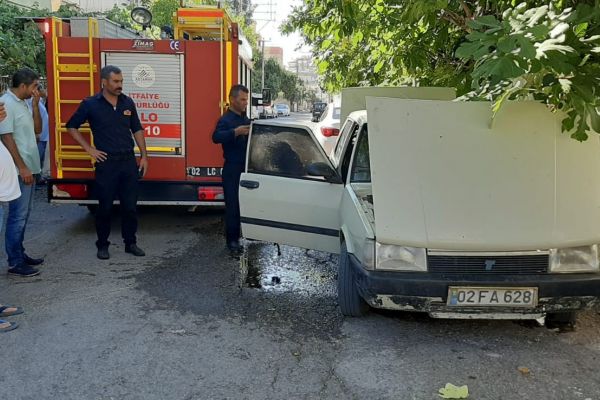 Park halindeki otomobil yandı