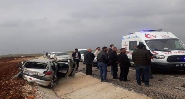 Park halindeki otomobile çarptı: 6 Yaralı