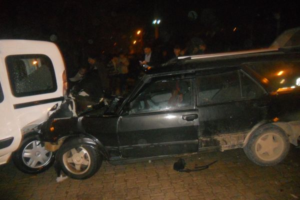 Park Halindeki Otomobile Çarptı