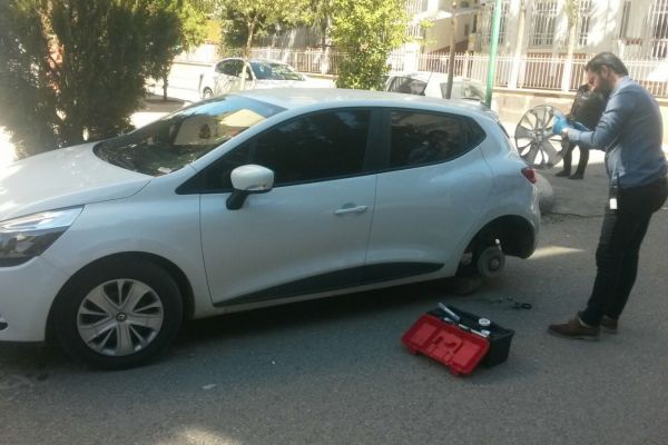 Park halindeki otomobilin lastikleri çalındı