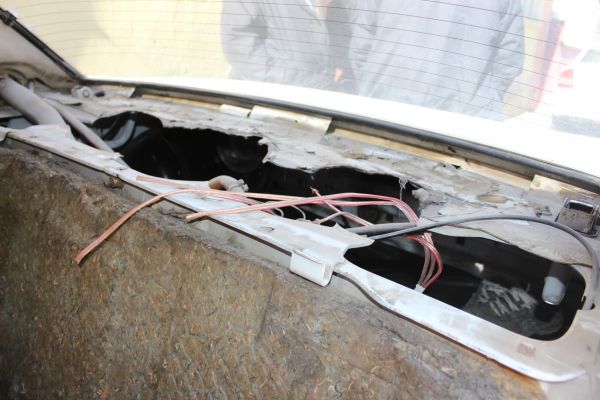 Park halindeki otomobilin müzik seti çalındı