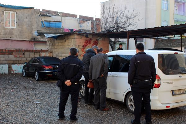 Park halindeki otomobilin plakaları çalındı