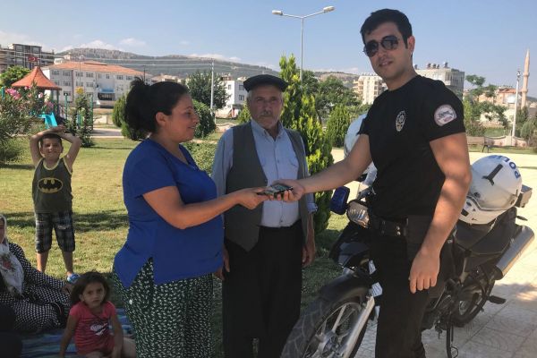 Parkta bulduğu parayı polise teslim etti