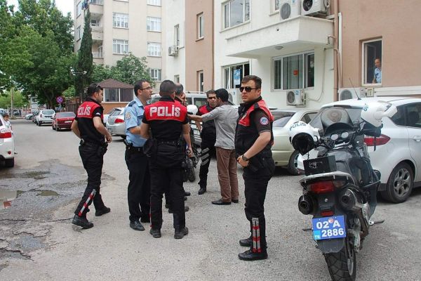 PARKTA SEVİŞENLERİ UYARINCA BAKIN NE OLDU..!