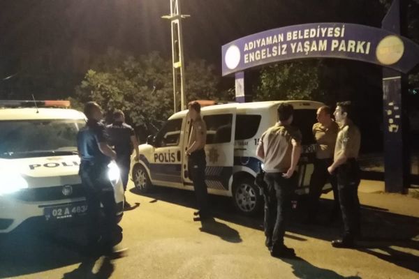 Parktaki şüpheli şahıslar tek tek kontrol edildi
