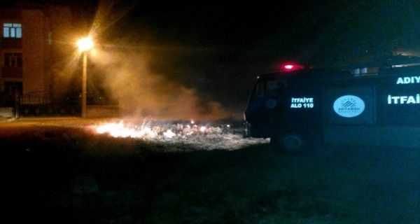 Parktaki yangını itfaiye büyümeden söndürdü