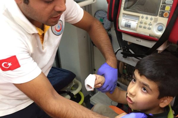  Parmağı kapıya sıkışan çocuğu itfaiye kurtardı