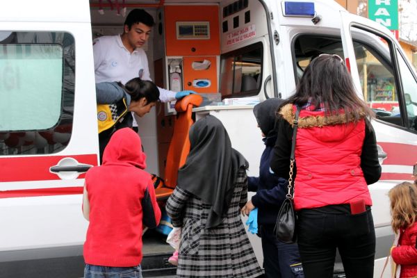 Parmakları kapı arasına sıkıştı