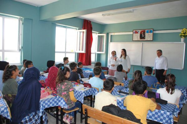 Pekmez, Sincik’te köy okullarını ziyaret etti 